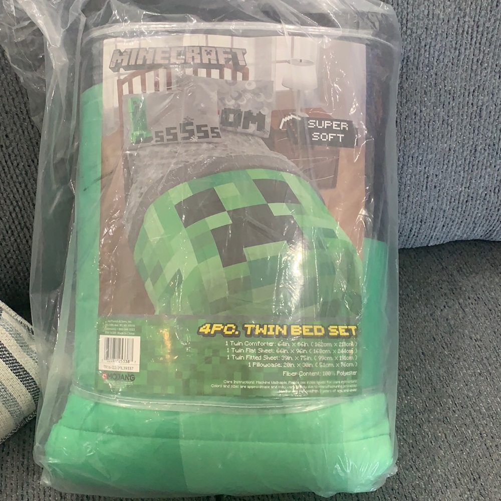 Minecraft twin size bed comforter set new in bag. Never opened.